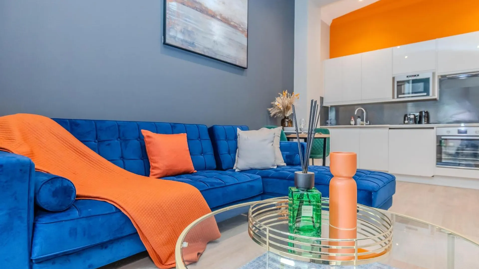 Super Central 1 Bedroom Flat With Balcony Next To Brighton Beach
