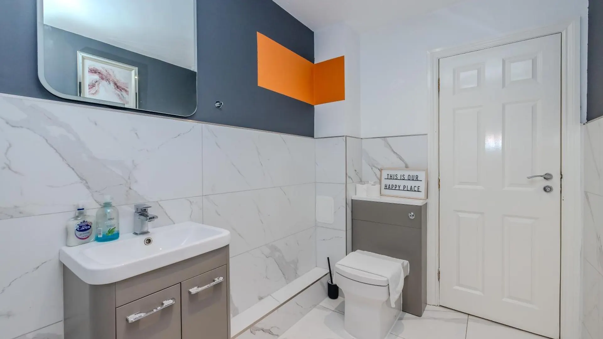 Super Central 1 Bedroom Flat With Balcony Next To Brighton Beach