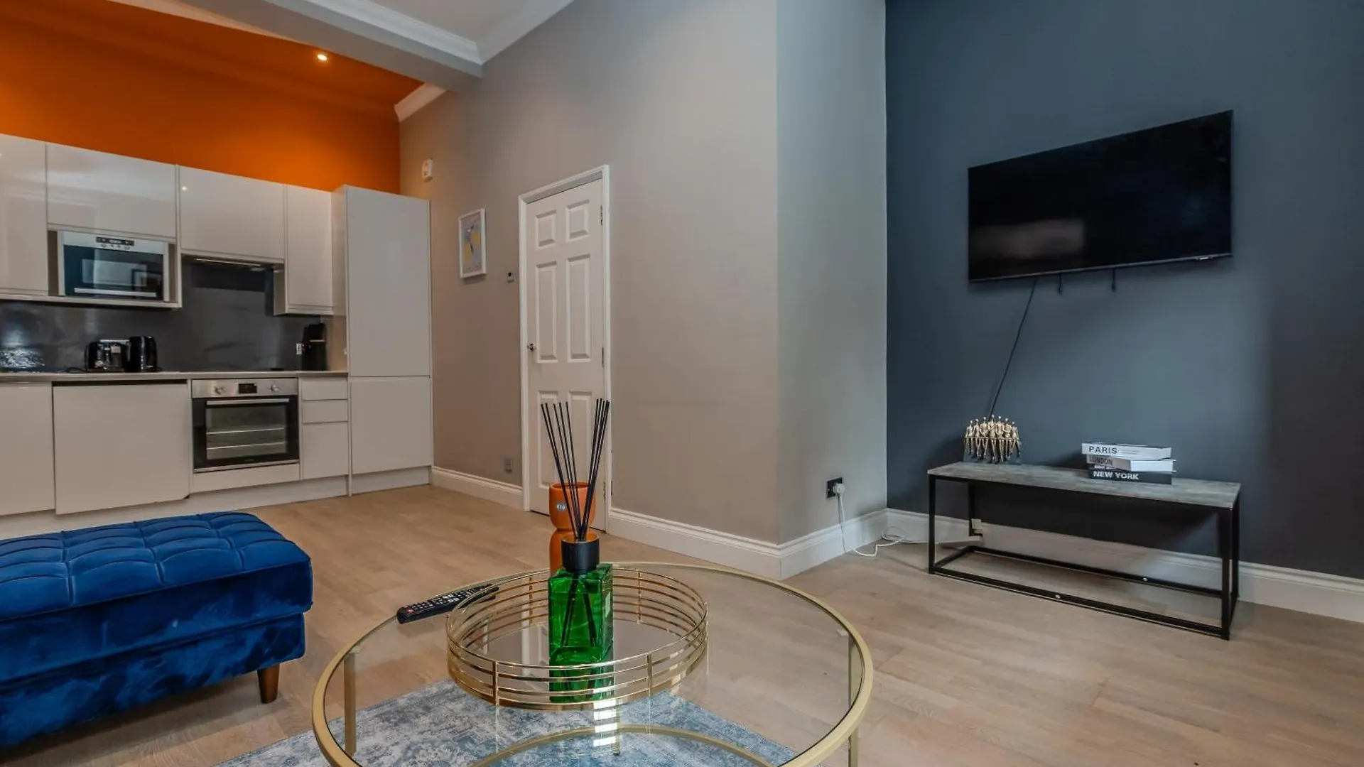 Super Central 1 Bedroom Flat With Balcony Next To Brighton Beach 아파트