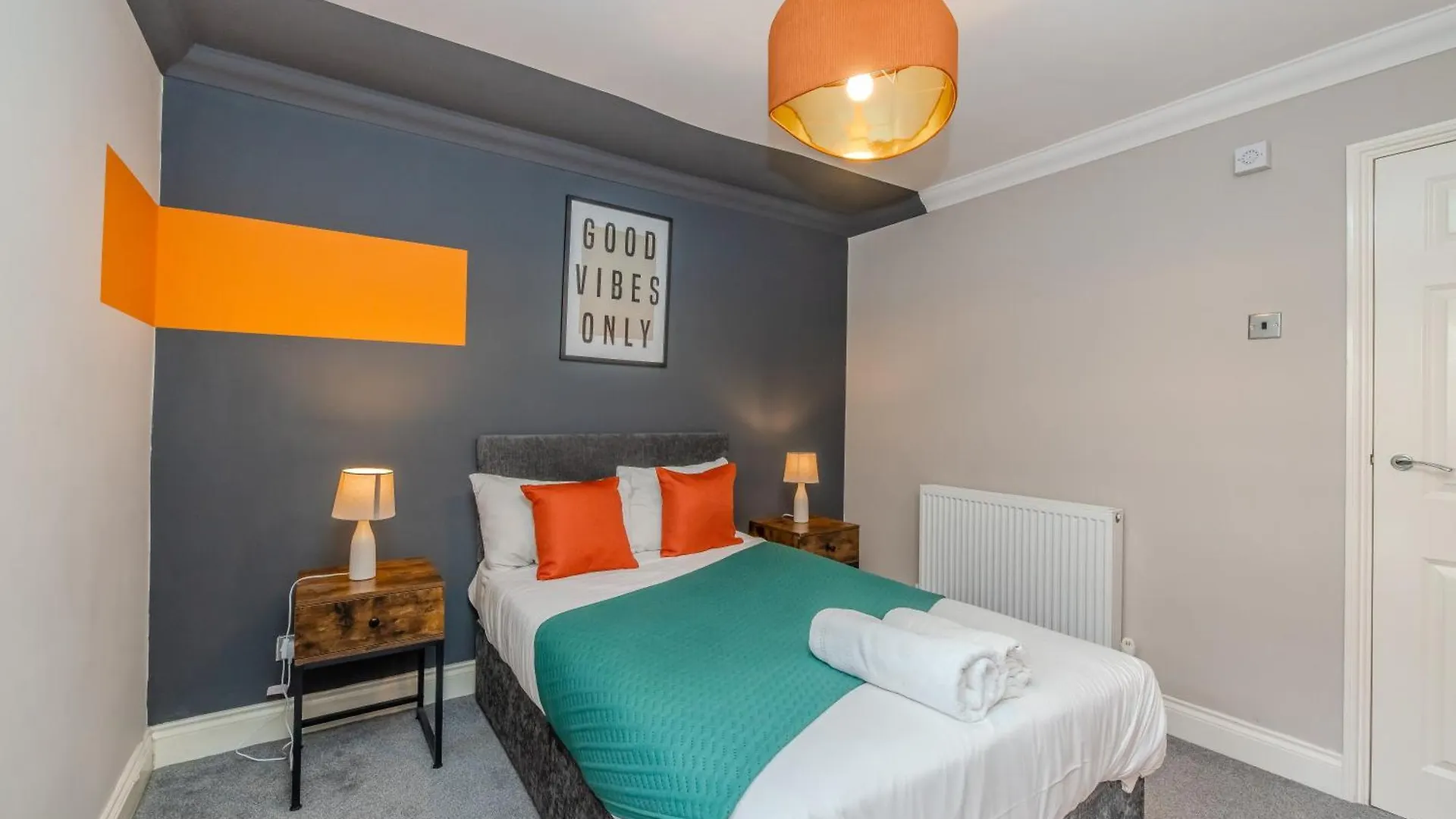 Super Central 1 Bedroom Flat With Balcony Next To Brighton Beach 아파트