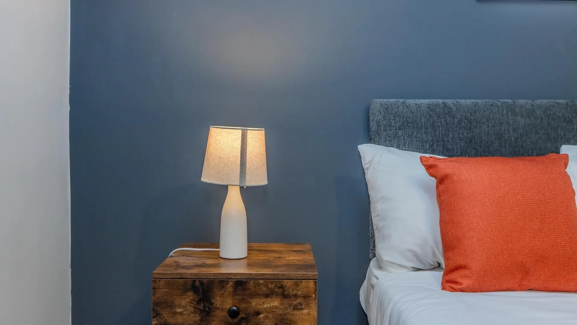 Super Central 1 Bedroom Flat With Balcony Next To Brighton Beach 아파트