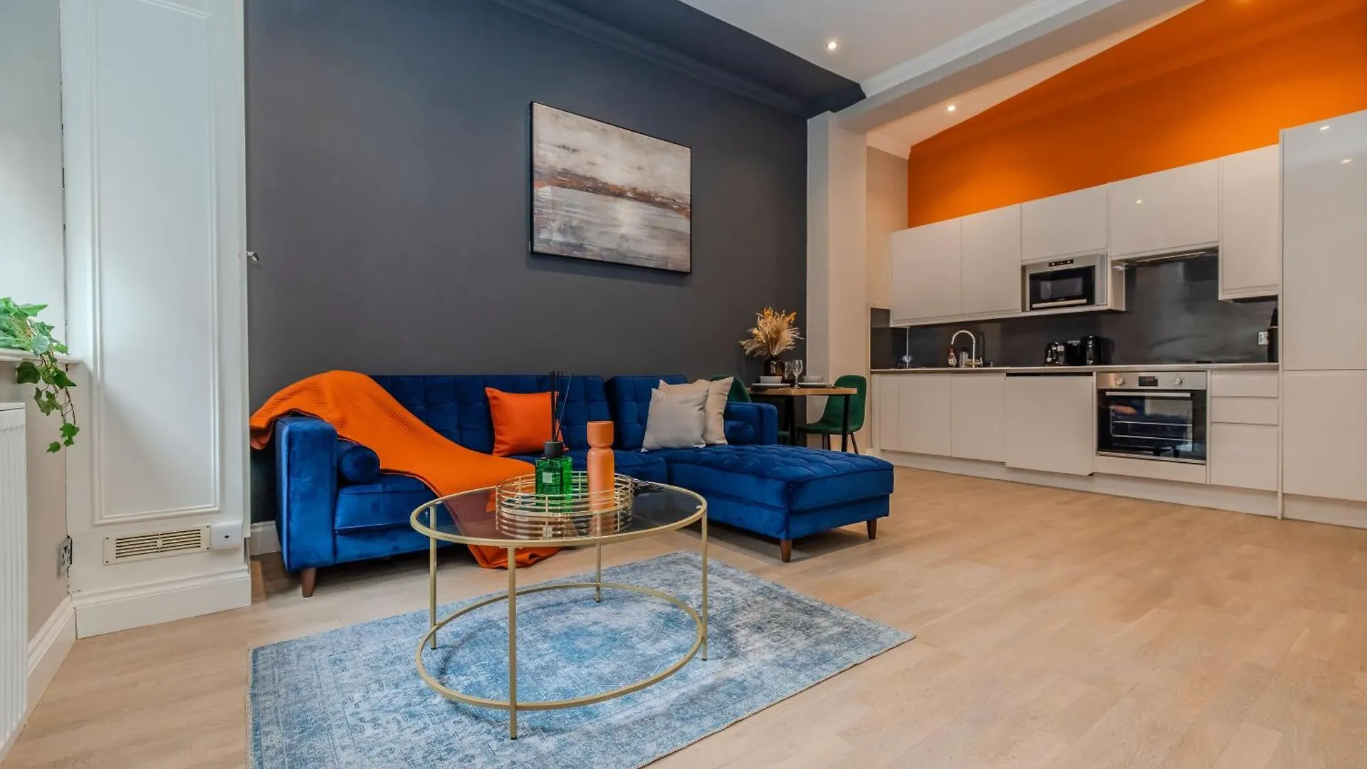 Super Central 1 Bedroom Flat With Balcony Next To Brighton Beach